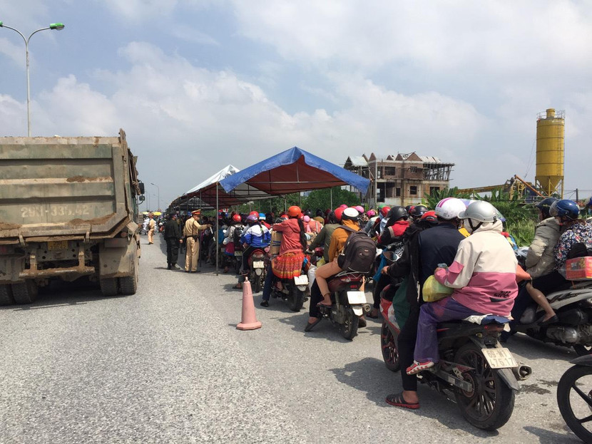 Người dân được CSGT hướng dẫn làm thủ tục test nhanh COVID-19 trước khi về quê