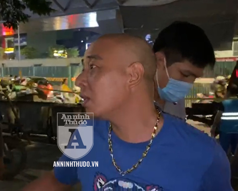 Lấy cớ "đèo trẻ nhỏ", đối tượng liên tục xin bỏ qua, cố gắng nói to để người xung quanh ủng hộ