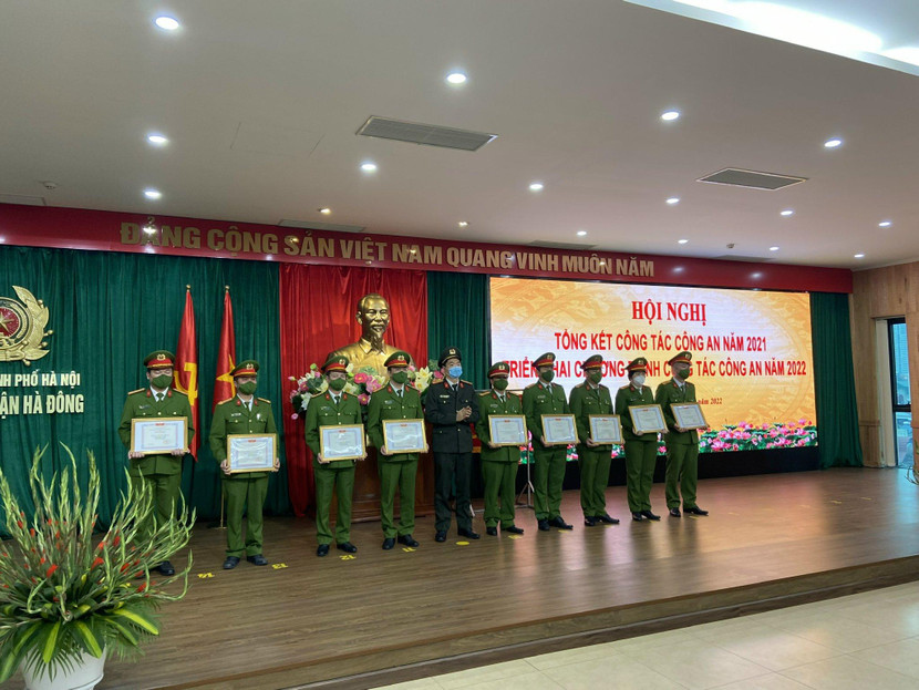 Thiếu tá Bùi Nhật Quang - Phó Trưởng CAQ trao quyết định khen thưởng cho các tập thể, cá nhân của CAQ lập thành tích xuất sắc trong năm công tác 2021