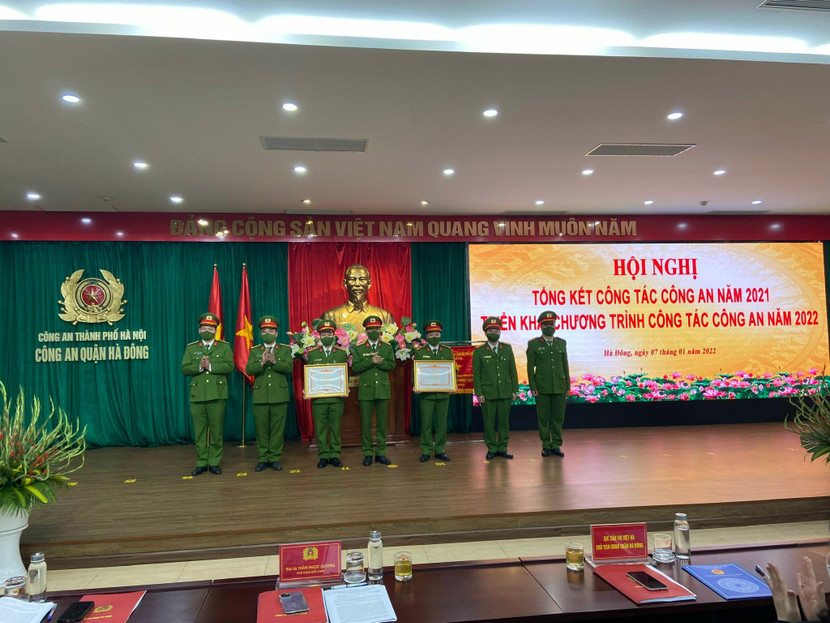 Thừa ủy quyền của các cấp lãnh đạo, Đại tá Trần Ngọc Dương - Phó Giám đốc CATP trao quyết định khen thưởng của các cấp cho tập thể, cá nhân lập thành tích xuất sắc của CAQ Hà Đông