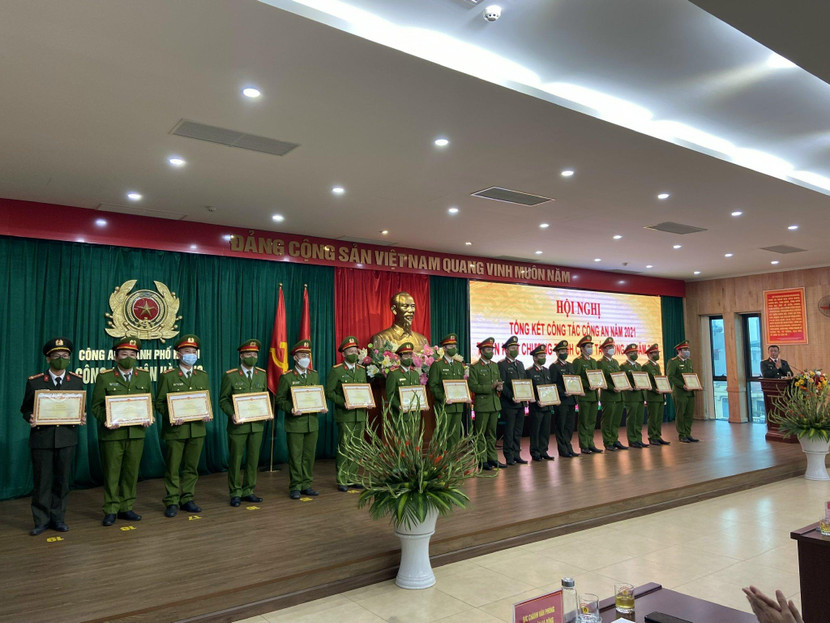 Đại tá Nguyễn Ngọc Quyền - Trưởng CAQ trao quyết định khen thưởng cho các tập thể, cá nhân của CAQ lập thành tích xuất sắc trong năm công tác 2021