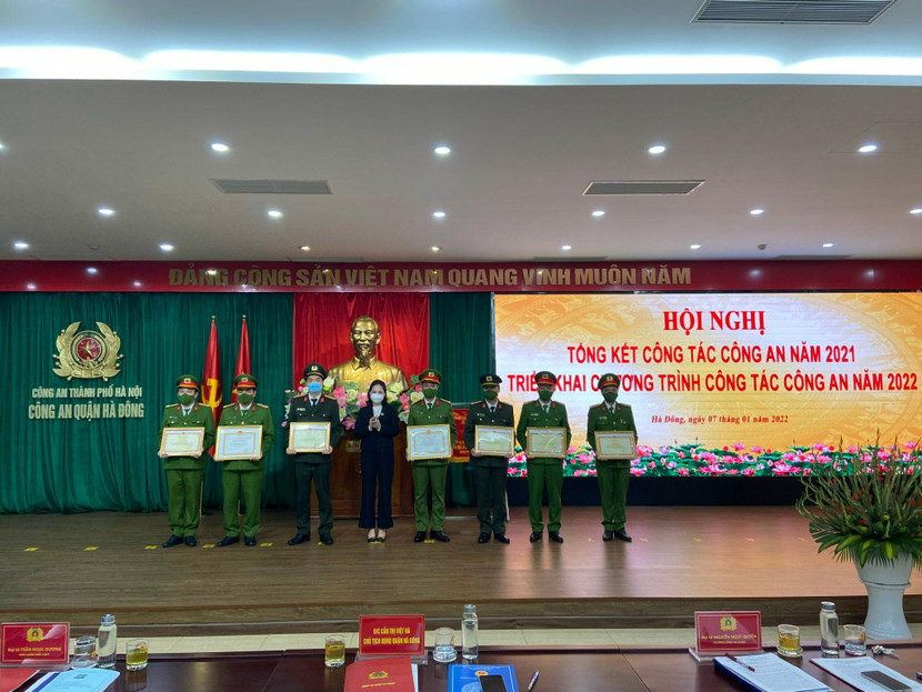 Thừa ủy quyền của các cấp lãnh đạo, đồng chí Cấn Thị Việt Hà - Chủ tịch UBND quận trao quyết định khen thưởng cho các đồng chí trong Ban chỉ huy CAQ và cán bộ, chiến sỹ