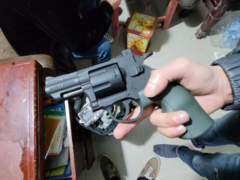 Khẩu súng bắn đạn chì đối tượng sử dụng uy hiếp bảo vệ và nhân viên ngân hàng