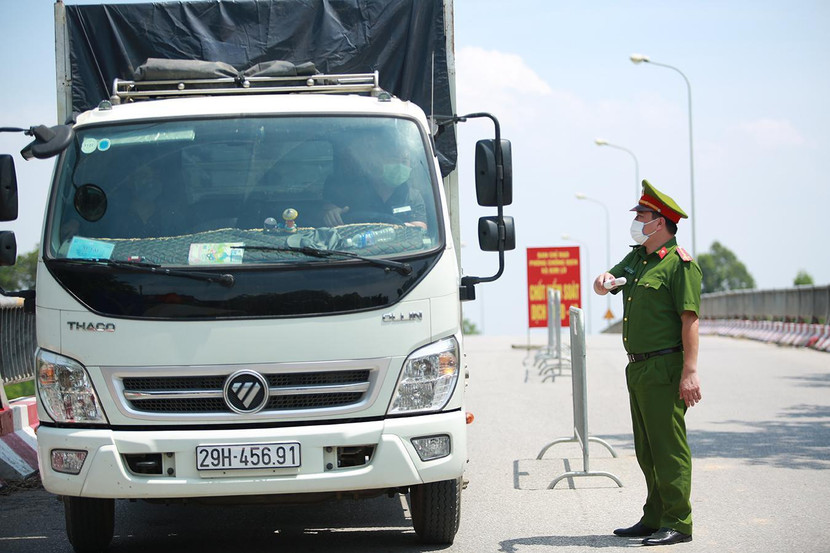 Công an Hà Nội tăng cường kiểm soát dịch bệnh Covid-19