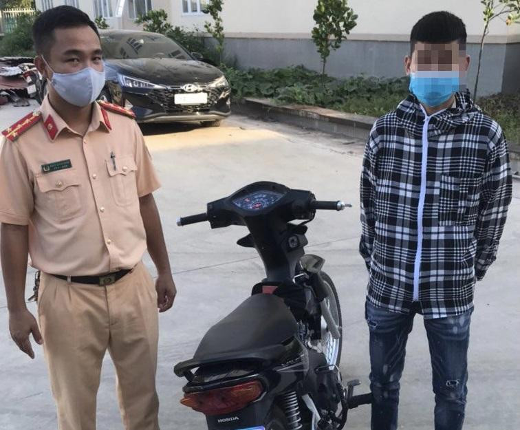 CSGT xử phạt nam thanh niên 'bốc đầu' xe máy