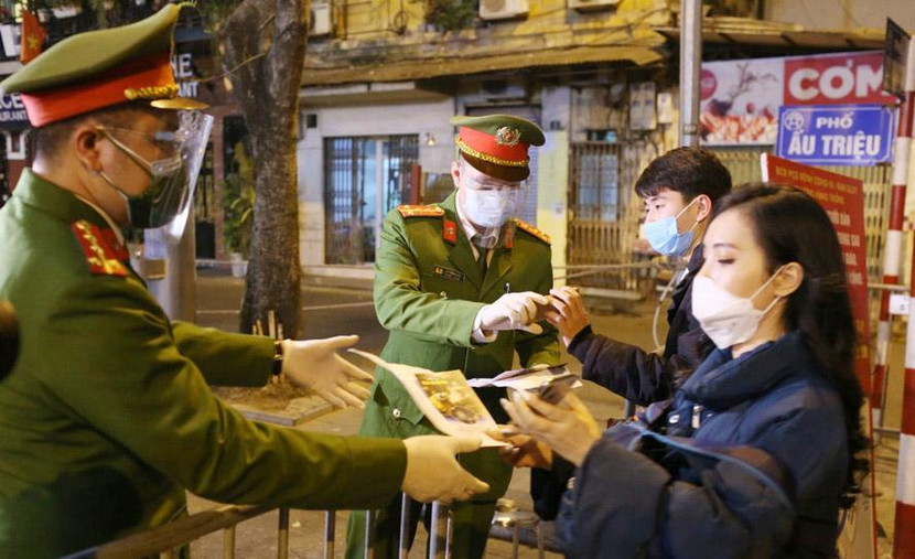 Công an Hà Nội kiểm soát, hướng dẫn người dân phòng chống dịch Covid