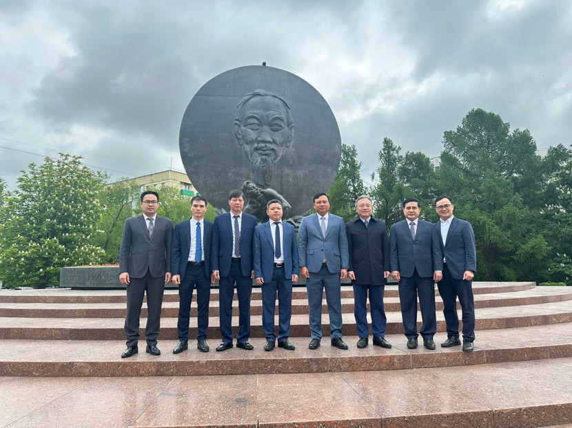 Đại tá Nguyễn Tiến Đạt - Phó Giám đốc CATP Hà Nội cùng đoàn công tác CATP tại Liên bang Nga