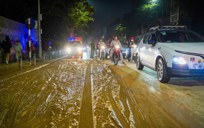 Lộ diện 'thủ phạm' làm rơi vãi bùn đất giữa đêm tối trên phố Tôn Đức Thắng ảnh 1