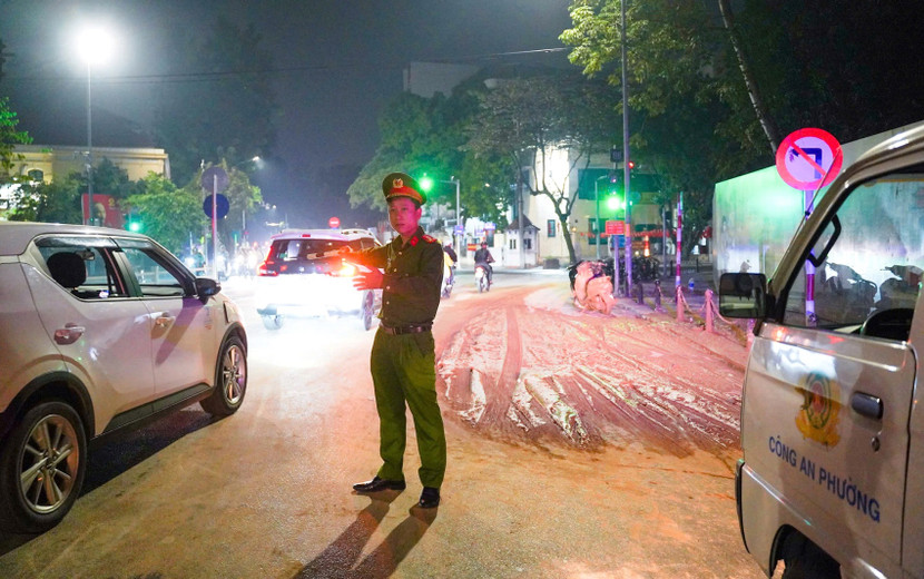 Lộ diện 'thủ phạm' làm rơi vãi bùn đất giữa đêm tối trên phố Tôn Đức Thắng ảnh 2