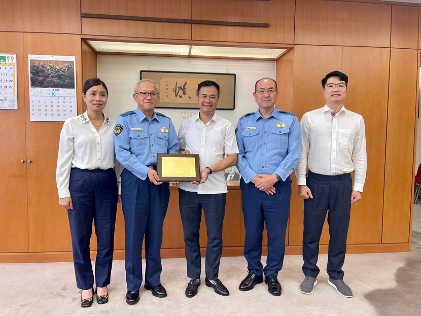 Đại tá Nguyễn Ngọc Quyền - Phó Giám đốc CATP làm việc và tặng quà lưu niệm lãnh đạo Học viện Cảnh sát Tokyo (Nhật Bản),dịp tháng 9/2025