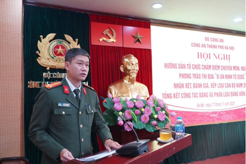 Trung tá Hoàng Tâm - Phó trưởng phòng Tổ chức cán bộ phổ biến một số nội dung kiểm điểm, đánh giá và xếp loại cán bộ năm 2025 Trung tá Hoàng Tâm - Phó trưởng phòng Tổ chức cán bộ phổ biến một số nội dung kiểm điểm, đánh giá và xếp loại cán bộ năm 2025