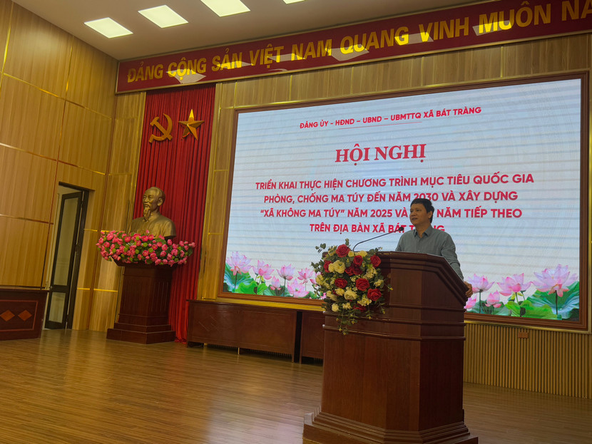 Chỉ huy Phòng CSĐT tội phạm về ma túy và lãnh đạo xã Bát Tràng phát biểu tại hội nghị Chỉ huy Phòng CSĐT tội phạm về ma túy và lãnh đạo xã Bát Tràng phát biểu tại hội nghị