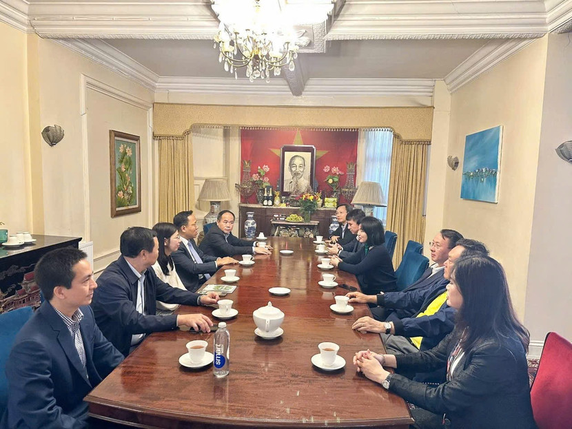 Trung tướng Nguyễn Thanh Tùng - Giám đốc CATP cùng đoàn công tác của Thành phố Hà Nội trong chuyến công tác tại Vương quốc Anh