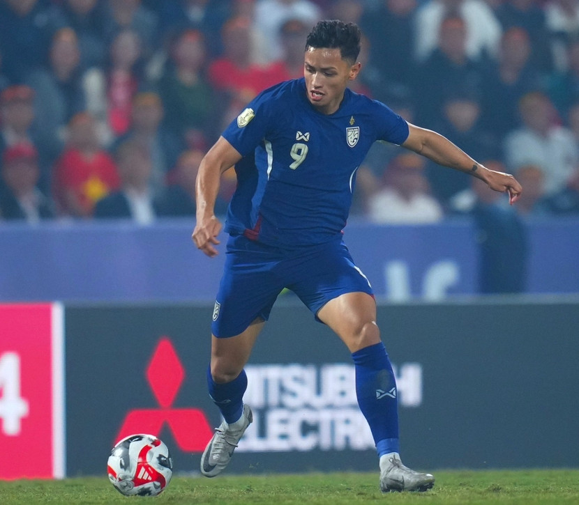 5. Patrik Gustavsson. Việt Nam có Xuân Son thì Thái Lan có Gustavsson. Tiền đạo này đã ghi 4 bàn và có 2 kiến tạo ở giải năm nay. Chân sút sinh ra tại Thụy Điển sở hữu chiều cao ấn tượng lên đến 1,84m cùng khả năng càn lướt và tì đè rất tốt. Gustavsson đặc biệt nguy hiểm khi có khoảng trống trong vòng cấm.