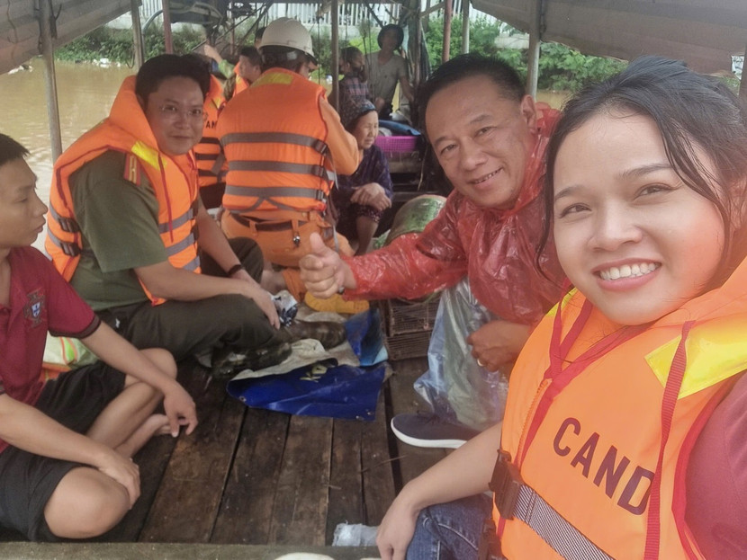 Phóng viên An ninh Thủ đô tác nghiệp tại vùng ngập lụt do cơn bão số 3 gây ra tại huyện Sóc Sơn (Hà Nội)