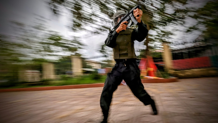 Cảnh sát đặc nhiệm Công an Hà Nội với súng tiểu liên hiện đại trong một tình huống giả định truy bắt các đối tượng khủng bố