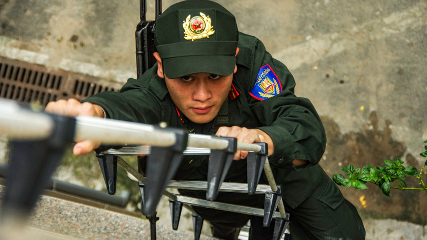 Các chiến sĩ Cảnh sát đặc nhiệm Công an Thủ đô tuổi đời còn khá trẻ nhưng đều được tuyển chọn kỹ với các yêu cầu khắt khe về thể lực, ý chí