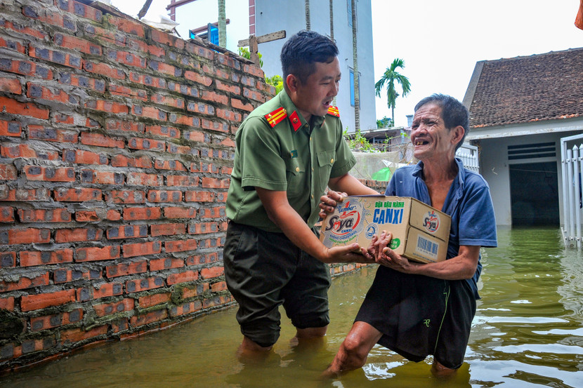 Trung tá Chu Quốc Dũng, Phó Trưởng Ban Biên tập An ninh Thủ đô thăm hỏi, tặng quà ông Mai Thế Ba (60 tuổi) ở xóm 2, thôn Khôn Duy, xã Mỹ Lương, huyện Chương Mỹ