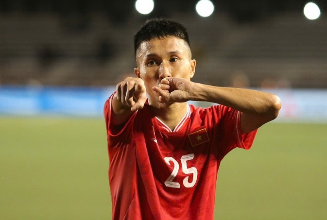 3. Doãn Ngọc Tân. Thái Lan để thua ở lượt đi và sẽ dồn toàn lực tấn công tìm kiếm bàn thắng trong trận lượt về. Điều đó đồng nghĩa vai trò của những tiền vệ phòng ngự như Ngọc Tân càng trở nên quan trọng. Được gọi là “Kante Việt Nam”, Ngọc Tân thi đấu thuyết phục, có mặt ở mọi điểm nóng trên sân trong 6 trận vừa qua. HLV Kim Sang-sik rất hy vọng Ngọc Tân tiếp tục chơi tốt để hàng thủ đội tuyển Việt Nam có một tấm lá chắn an toàn trước sức tấn công của Thái Lan tối nay.