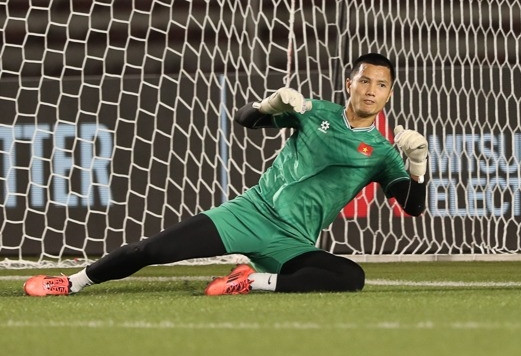 4. Nguyễn Đình Triệu. Có nhiều luồng ý kiến trái chiều về chuyên môn của Đình Triệu, nhưng ít nhất đến thời điểm này, thủ môn 33 tuổi đã không phụ sự tin tưởng của HLV Kim Sang-sik. Đình Triệu vẫn có những pha phản xạ xuất thần để cứu thua cho đội nhà và phong độ ấy rất cần được duy trì khi đội tuyển Việt Nam đặt mục tiêu bảo toàn mành lưới.