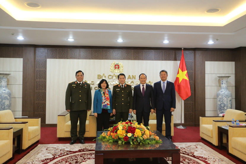 Đại tướng Lương Tam Quang, Ủy viên Bộ Chính trị, Bí thư Đảng ủy Công an Trung ương, Bộ trưởng Bộ Công an; Ủy viên Bộ Chính trị, Bí thư Thành ủy Hà Nội Bùi Thị Minh Hoài và các đồng chí lãnh đạo Hội đồng nhân dân, Ủy ban nhân dân thành phố Hà Nội đến thăm, dự Hội nghị triển khai công tác Công an năm 2025 của Công an thành phố Hà Nội, ngày 31-12-2024