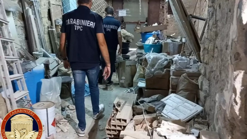 Cảnh sát bảo vệ di sản văn hóa Italia tại hiện trường vụ đào trộm di tích nhà thờ có từ thế kỷ XI dưới nền một tòa nhà ở Naples, miền Nam nước này