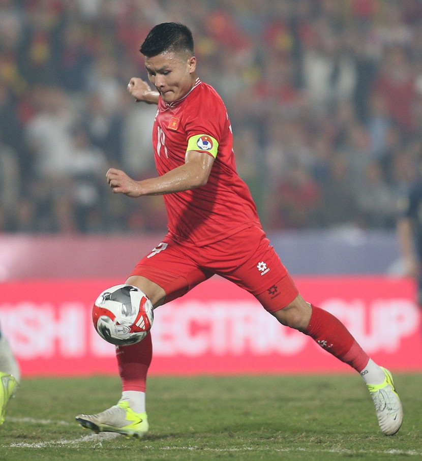 2. Nguyễn Quang Hải. Không thường xuyên được HLV Kim Sang-sik xếp đá chính, nhưng mỗi khi xuất hiện Quang Hải lại khiến lối chơi của đội tuyển Việt Nam trở nên thanh thoát và hiệu quả hơn. Màn trình diễn ở trận lượt đi là minh chứng rõ ràng nhất, khi Quang Hải có pha tiền kiến tạo để Văn Thanh đánh đầu chuyền cho Xuân Son mở tỉ số. Ở lượt về, đội tuyển Việt Nam vẫn cần đến những khoảnh khắc lóe sáng của Quang Hải để uy hiếp khung thành đối phương.