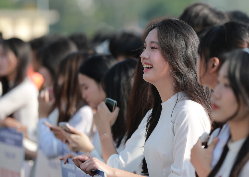 Nụ cười tươi sáng, trong trẻo, tinh khôi của 1 trong 110 nữ sinh cầm biển tên trường ở Lễ khai mạc giải. Nữ sinh tên Hà Kiều Anh đến từ trường THPT Đông Đô. Thần thái cuốn hút dưới nắng thu giúp Kiều Anh được gọi là hoa khôi của giải đấu. “Thật tự hào và vinh dự khi em được cầm biển tên trường mình trong Lễ khai mạc, để sánh vai với các ngôi trường khác ở giải đấu lớn và có ý nghĩa như thế này” - nữ sinh Kiều Anh chia sẻ.