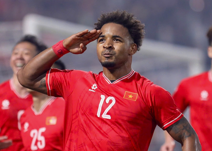 1. Nguyễn Xuân Son. Tiền đạo nhập tịch gốc Brazil ghi cả 2 bàn, giúp Việt Nam đánh bại Thái Lan với tỉ số 2-1 ở trận chung kết lượt đi trên sân Việt Trì. Có thể nói, Xuân Son là nỗi ám ảnh mới của các hậu vệ Thái Lan nhờ nền tảng thể lực sung mãn và khả năng tạo ra khác biệt bằng những cú sút uy lực. Với 7 bàn cùng nhiều kỷ lục tính đến thời điểm hiện tại, Xuân Son xứng đáng là cầu thủ hay nhất ASEAN Cup 2024. Mọi chuyện sẽ thật sự trọn vẹn nếu anh cùng đội tuyển Việt Nam lên ngôi vô địch.