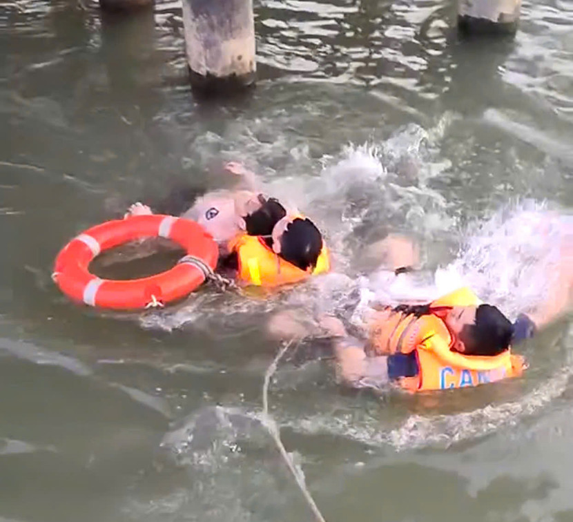 Lực lượng Cảnh sát Phòng cháy, chữa cháy và cứu nạn, cứu hộ trên sông kịp thời cứu nam sinh nhảy cầu Long Biên, ngày 2-7-2024 Lực lượng Cảnh sát Phòng cháy, chữa cháy và cứu nạn, cứu hộ trên sông kịp thời cứu nam sinh nhảy cầu Long Biên, ngày 2-7-2024