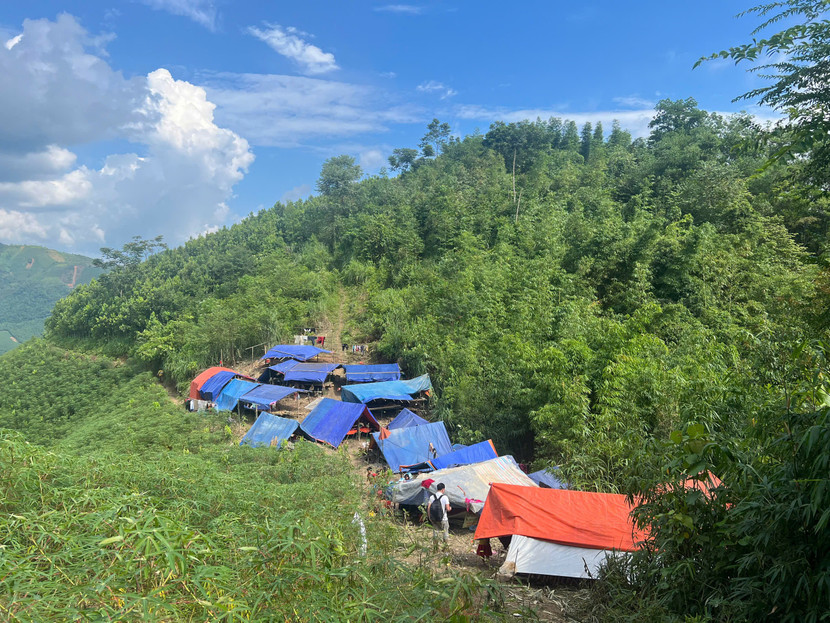 Hình ảnh người dân làm lán lánh nạn trên núi