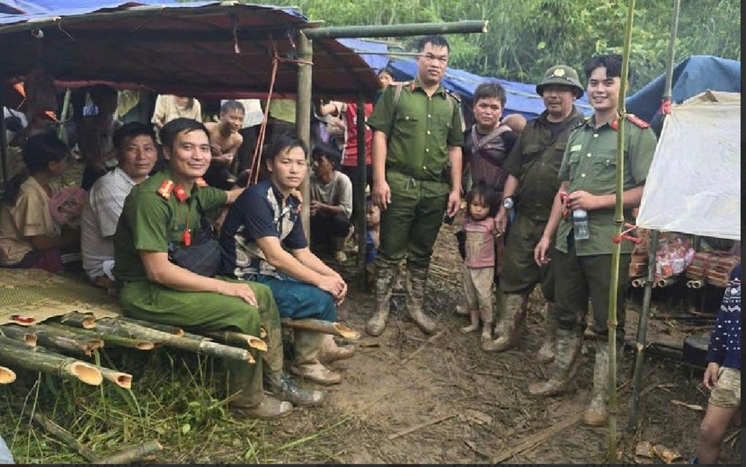 Lực lượng Công an xã và chính quyền địa phương tìm thấy anh Ma Seo Chứ và người dân trong thôn còn sống trên núi