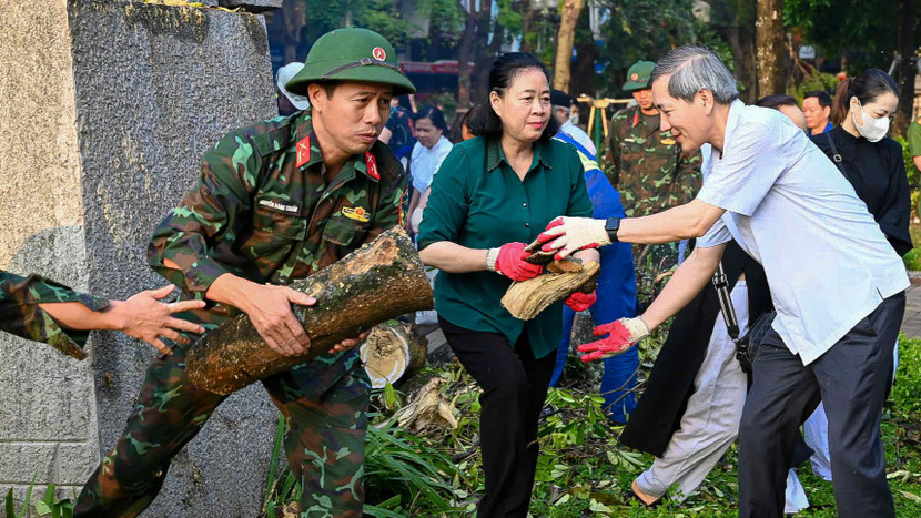 Ủy viên Bộ Chính trị, Bí thư Thành ủy Hà Nội Bùi Thị Minh Hoài cùng người dân xuống đường tổng vệ sinh môi trường, khắc phục hậu quả sau siêu bão Yagi