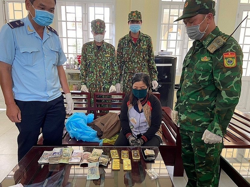 Nhiều vụ buôn lậu vàng đã bị lực lượng chức năng bắt giữ Nhiều vụ buôn lậu vàng đã bị lực lượng chức năng bắt giữ