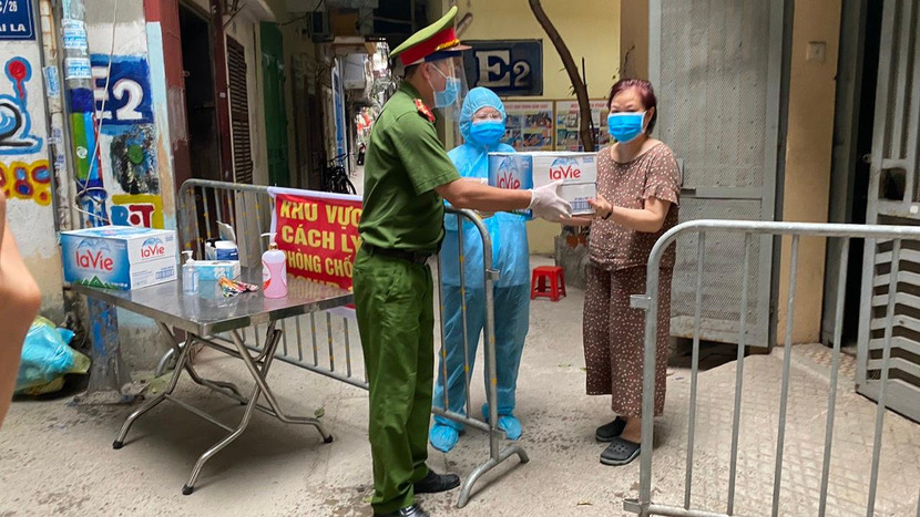 Trao nước tặng bà con trong khu vực phong tỏa