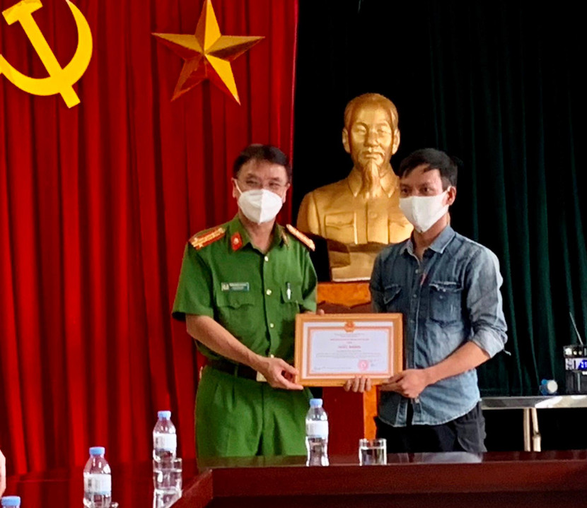 Đại tá Trần Ngọc Dương trao Giấy khen của Giám đốc CATP tặng anh Phạm Văn Thưởng Đại tá Trần Ngọc Dương trao Giấy khen của Giám đốc CATP tặng anh Phạm Văn Thưởng