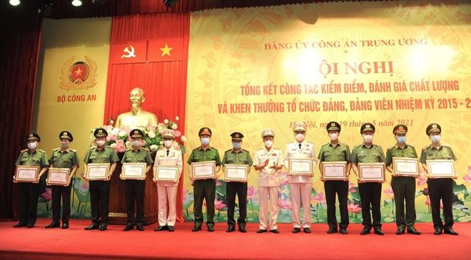 Thứ trưởng Lê Quý Vương trao Bằng khen tặng 12 đảng bộ có thành tích xuất sắc trong nhiệm kỳ 2015 - 2020 Thứ trưởng Lê Quý Vương trao Bằng khen tặng 12 đảng bộ có thành tích xuất sắc trong nhiệm kỳ 2015 - 2020