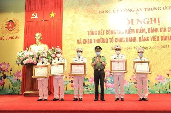 Thừa ủy quyền của Chủ tịch nước, Bộ trưởng Tô Lâm trao Huân chương Chiến công các hạng tặng các đảng viên. Thừa ủy quyền của Chủ tịch nước, Bộ trưởng Tô Lâm trao Huân chương Chiến công các hạng tặng các đảng viên.