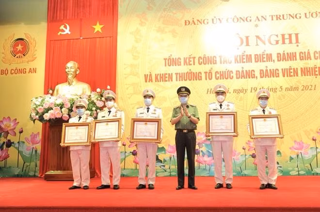 Thừa ủy quyền của Chủ tịch nước, Bộ trưởng Tô Lâm trao Huân chương Chiến công các hạng tặng các đảng viên.