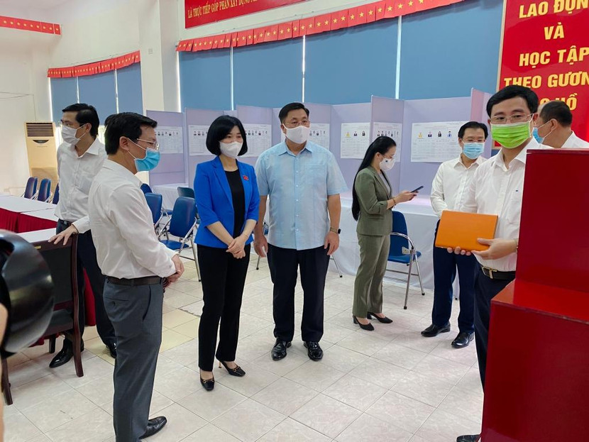 Bí thư Quận ủy Hoàng Mai Nguyễn Quang Hiếu (người đứng giữa) kiểm tra công tác chuẩn bị bầu cử trên địa bàn Bí thư Quận ủy Hoàng Mai Nguyễn Quang Hiếu (người đứng giữa) kiểm tra công tác chuẩn bị bầu cử trên địa bàn