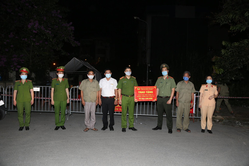 Những phần quà là tấm lòng của toàn lực lượng CAQ gửi tặng đồng chí, đồng đội và cán bộ cơ sở Những phần quà là tấm lòng của toàn lực lượng CAQ gửi tặng đồng chí, đồng đội và cán bộ cơ sở