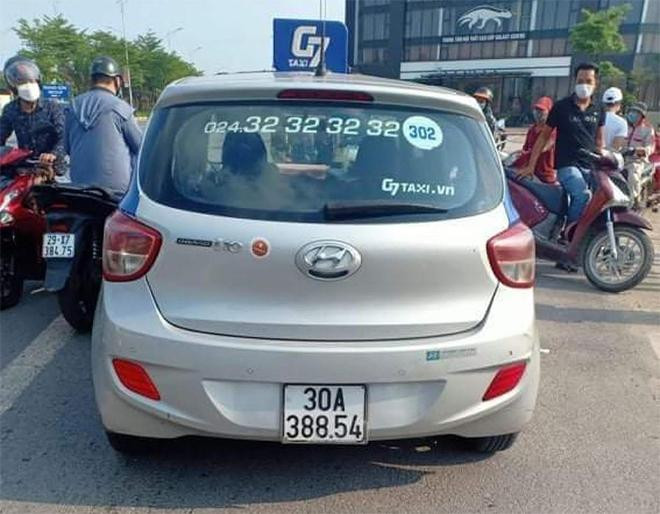 Người điều khiển xe taxi bị thương tích khá nặng Người điều khiển xe taxi bị thương tích khá nặng