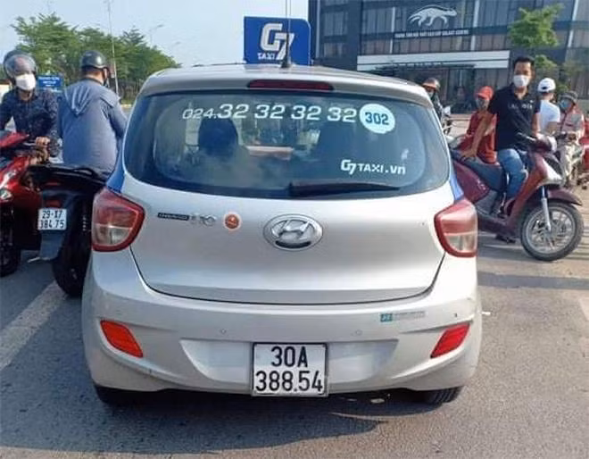 Người điều khiển xe taxi bị thương tích khá nặng Người điều khiển xe taxi bị thương tích khá nặng