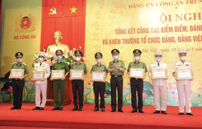 Bộ trưởng Tô Lâm tặng Bằng khen đảng viên hoàn thành xuất sắc nhiệm vụ 5 năm liền 2015 - 2020 cho các đồng chí lãnh đạo Bộ Công an Bộ trưởng Tô Lâm tặng Bằng khen đảng viên hoàn thành xuất sắc nhiệm vụ 5 năm liền 2015 - 2020 cho các đồng chí lãnh đạo Bộ Công an