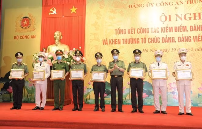 Bộ trưởng Tô Lâm tặng Bằng khen đảng viên hoàn thành xuất sắc nhiệm vụ 5 năm liền 2015 - 2020 cho các đồng chí lãnh đạo Bộ Công an