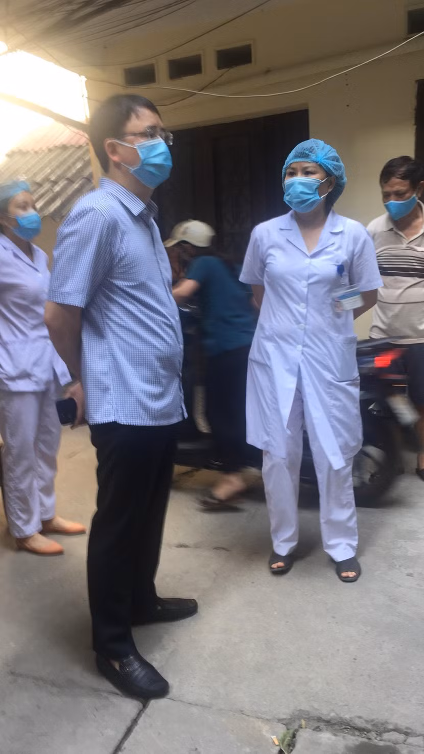 7h20 ngày 10-5, ông Nguyễn Quang Trung - Chủ tịch UBND quận Hai Bà Trưng trực tiếp thị sát, đánh giá tình hình tại khu vực có bệnh nhân Covid