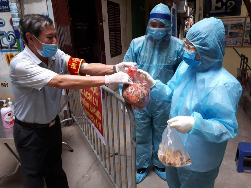 Và ngoài hàng rào