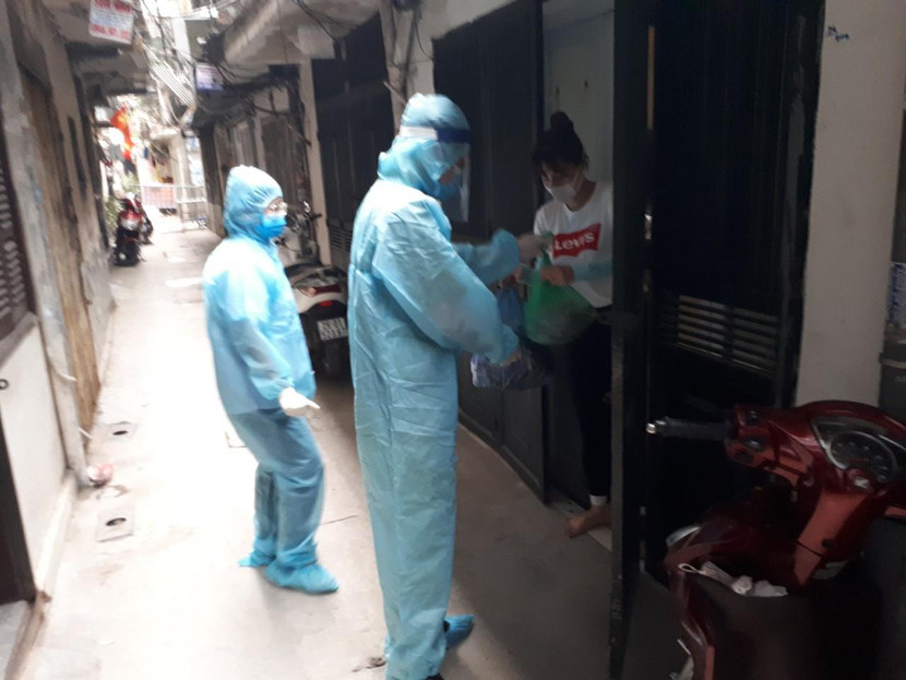 Thực phẩm được mang, trao tận tay các hộ dân có nhu cầu trong khu vực phong tỏa