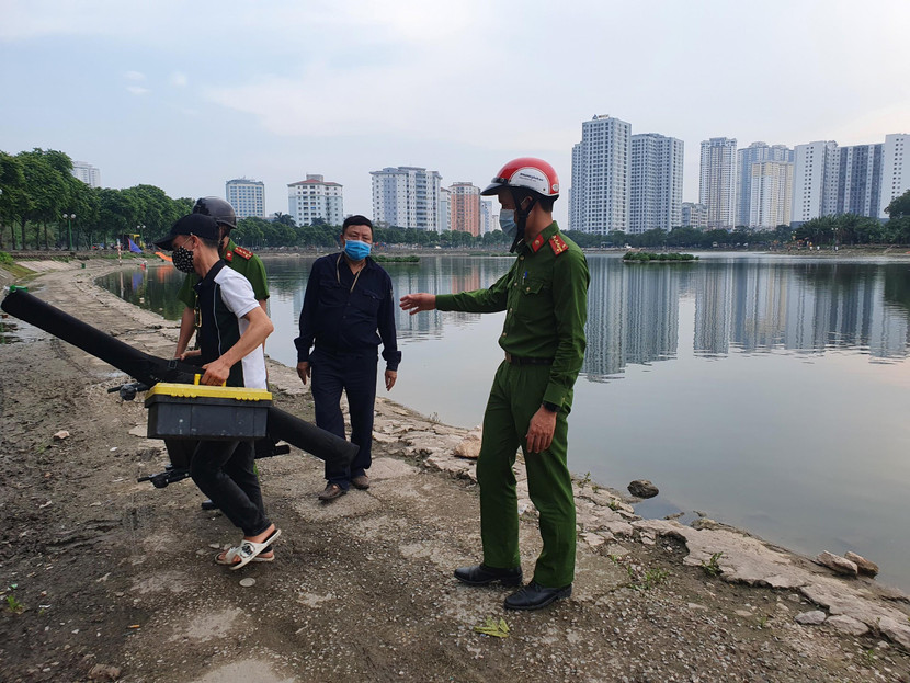 Lực lượng chức năng nhắc nhở người dân không tụ tập câu cá