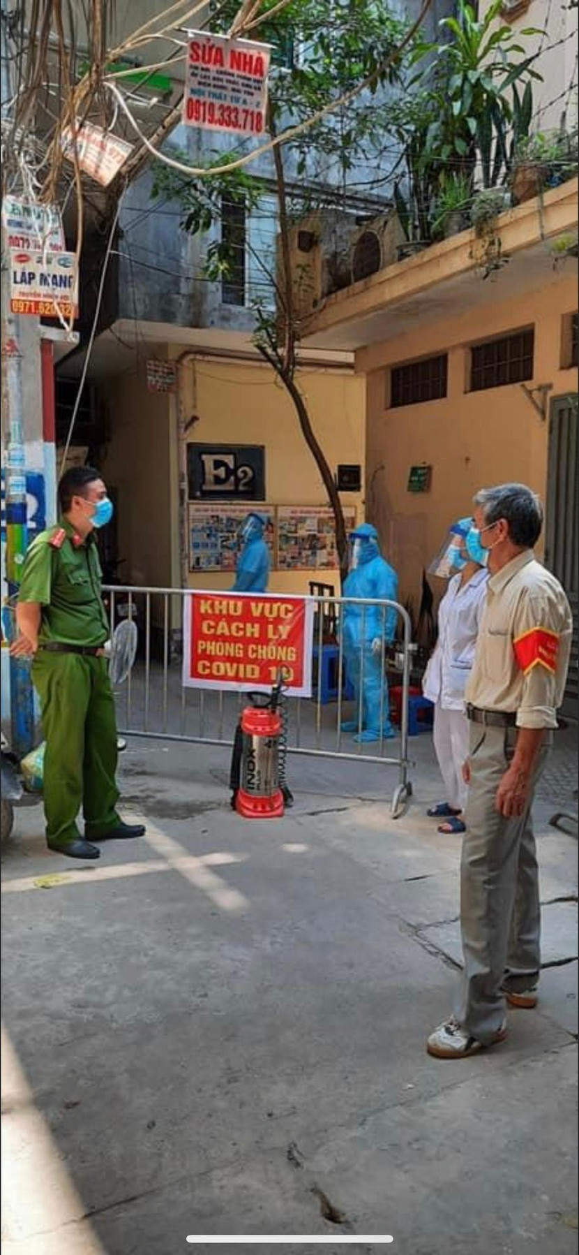 Một điểm chốt khác xung quanh lối vào nhà bệnh nhân Covid